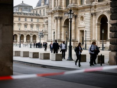 Francia evacúa Museo del Louvre y Palacio de Versalles por amenazas de bomba