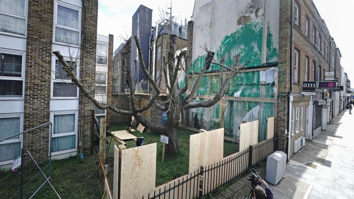 Marcos y protecciones colocadas junto a la obra de arte de Banksy en el costado de un edificio residencial en Hornsey Road, al norte de Londres, el miércoles 27 de marzo de 2024