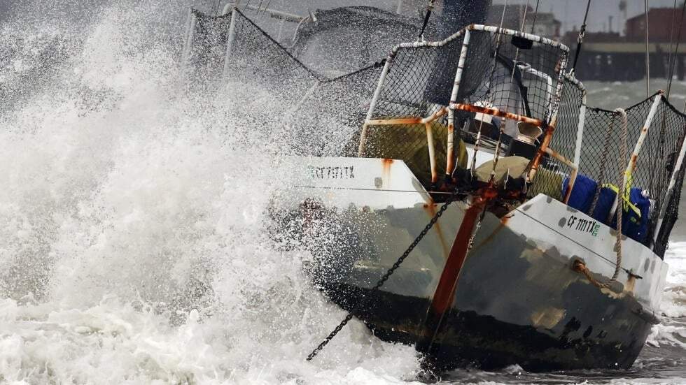 Una ola golpea un barco durante una tormenta fluvial atmosférica de larga duración, el 4 de febrero de 2024 en Santa Bárbara