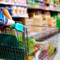 La suba del IVA en los alimentos de las góndolas será más alto que el aumento salarial