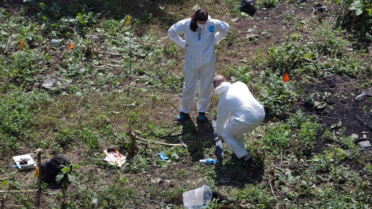 Peritos forenses en el basurero de Cocula