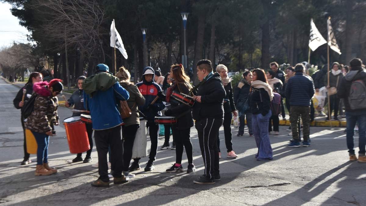 Los referentes de las organizaciones sociales aseguraron que volverán a manifestarse y a cortar la Avenida Argentina. Fuente:( Javier Manzano).