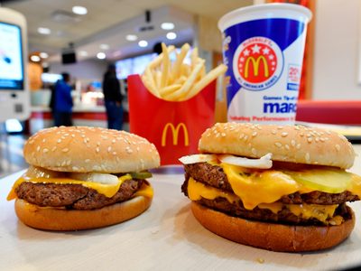 McDonald’s invierte 100 millones de dólares para recuperar clientes tras brote de E. coli