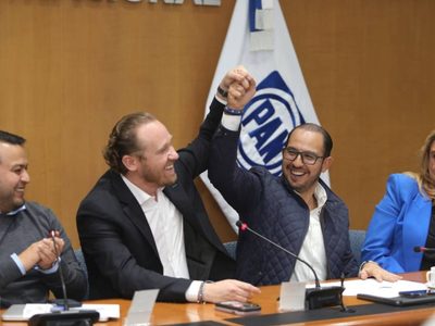 Santiago Taboada recibe la constancia como candidato del PAN a la Jefatura de Gobierno