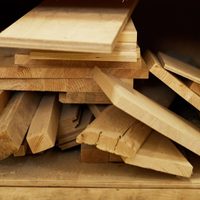 Con 1 pedazo de madera y 1 retazo de tela arpillera: creá esto tan útil y vintage para tu cocina