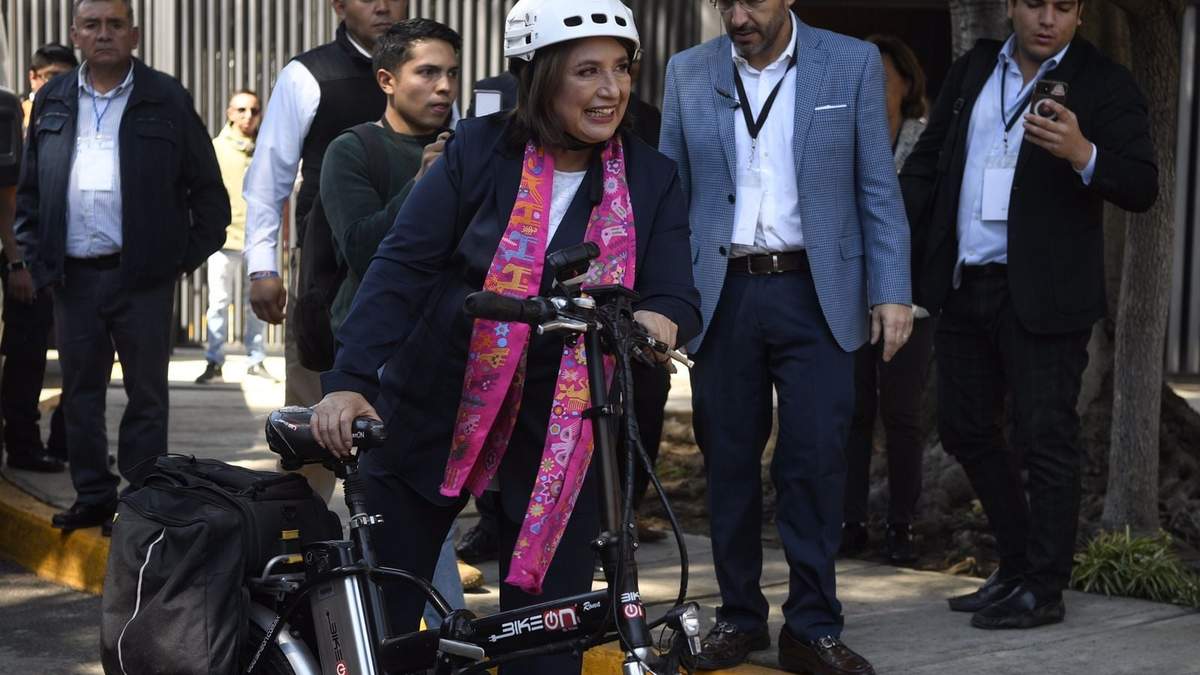 Xóchitl Gálvez en su arribo al INE