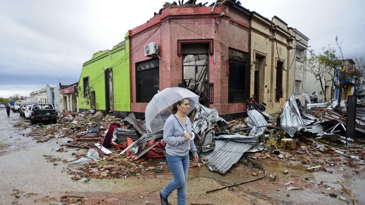 Una mujer camina por las calles de Misisipi, en Estados Unidos. Fuente: (Twitter)