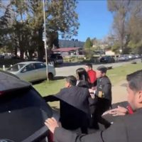 Insultan y arrojan agua a ministra de Ciencia de Chile durante una protesta estudiantil (Videos)