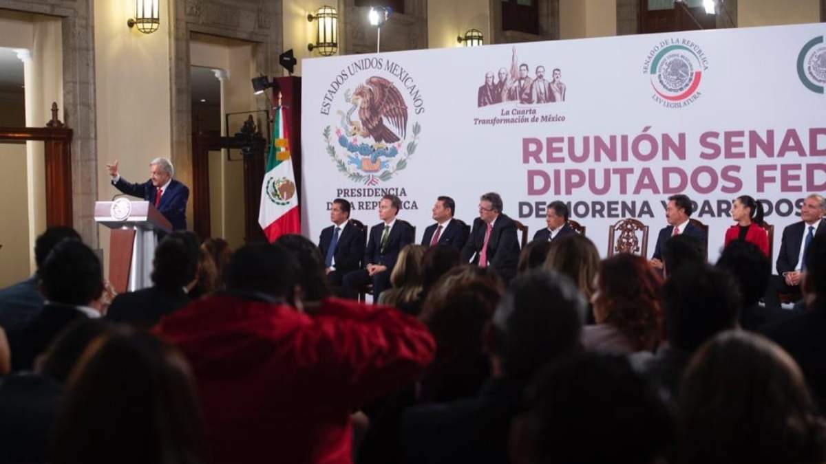 López Obrador en el Salón Tesorería con legisladores