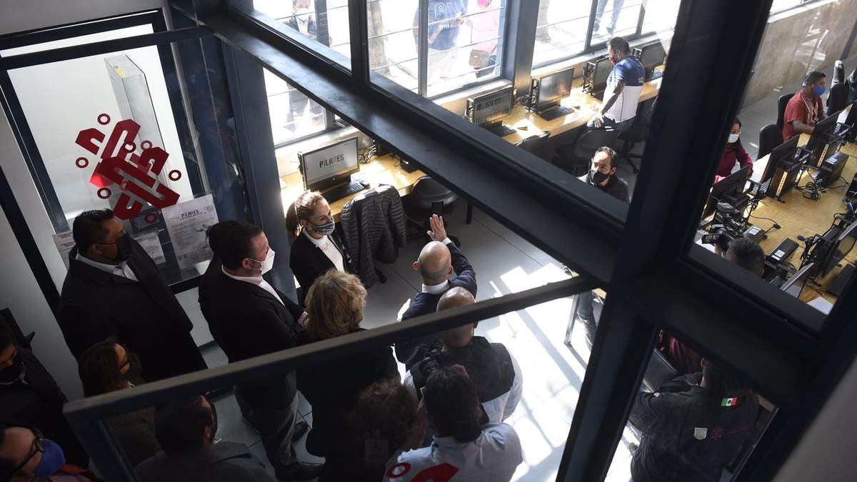 La jefa de gobierno, durante el recorrido por el PILARES Priani