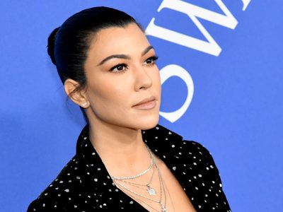 "Ten mucho cuidado": Kourtney Kardashian sorprendió al vestir un revelador atuendo