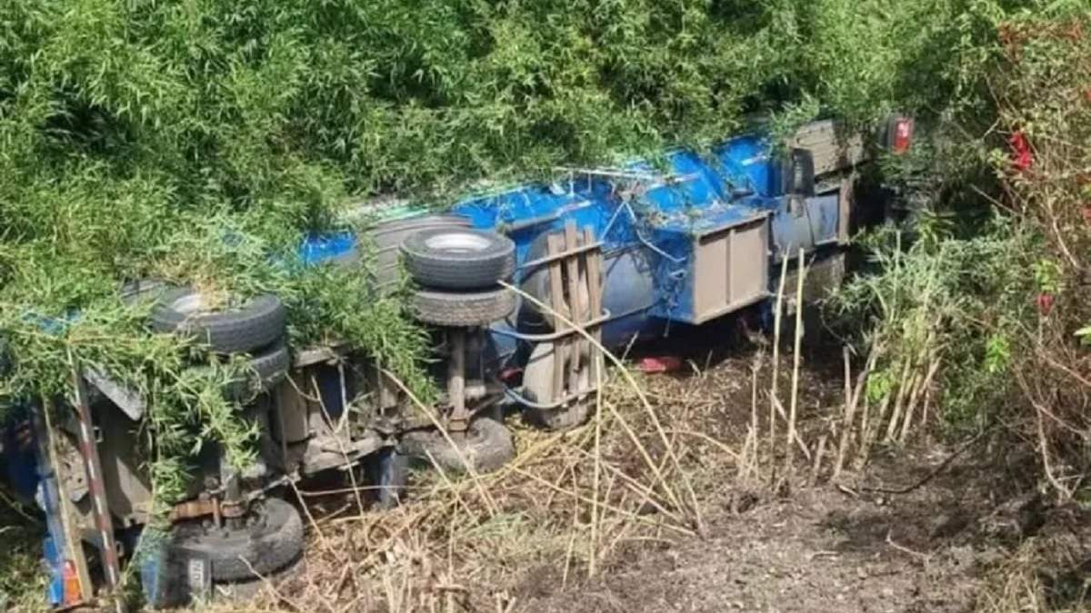El camión que transportaba gas quedó volcado en un barranco, lo que obligó al cierre preventivo del Paso Samoré. Fuente: (X)