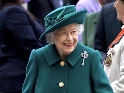 Reina Isabel II pospone su reaparición pública por un dolor en la espalda