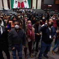 Periodistas interrumpen sesión en San Lázaro con las consignas: ¡Nos queremos vivos! y ¡Justicia!