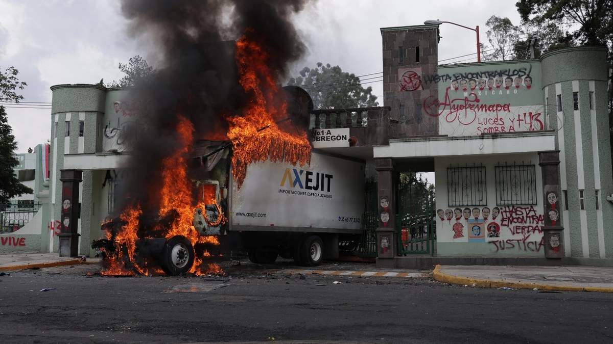 Campo Militar Número 1 en la CDMX. Manifestantes incendian camión por el 11 aniversario del caso Ayotzinapa