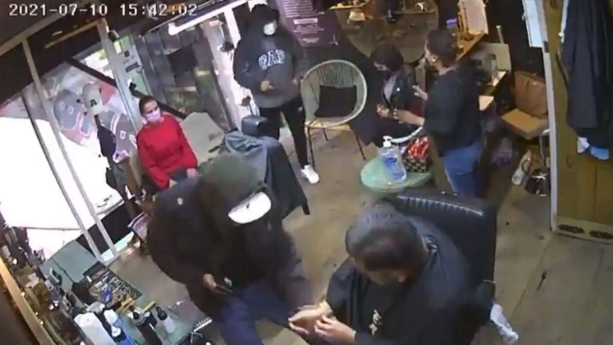 Dos asaltantes entraron violentamente al negocio