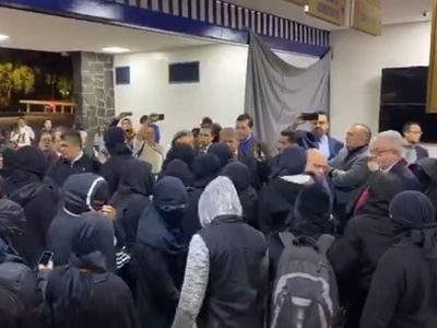 Alumnas encapuchadas fracasan en su intento por tomar la facultad de Derecho (Videos)