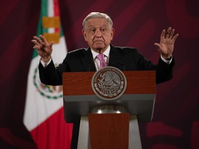 AMLO rechaza iniciativa de Morena para ser senador: "Zafo"