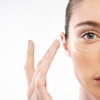 Basta de cremas carísimas: el remedio casero para el contorno de ojos que alivia el ardor y refresca la mirada