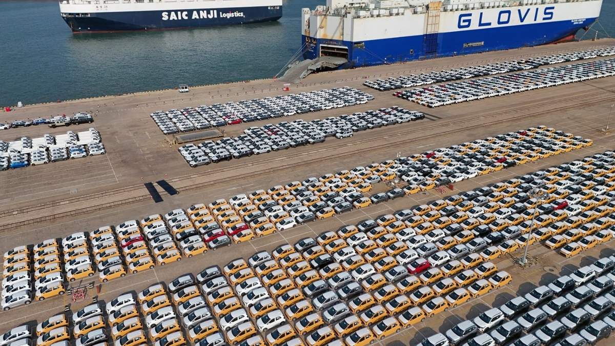 Vehículos y camiones para exportación en un puerto en Yantai, en la provincia oriental china de Shandong