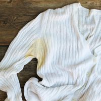 No todo está perdido: mirá cómo quitar las manchas de guardado de tus prendas favoritas con esta poderosa mezcla