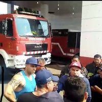 Riñen bomberos de Iztapalapa por apoyo a nuevo director de la corporación (video)