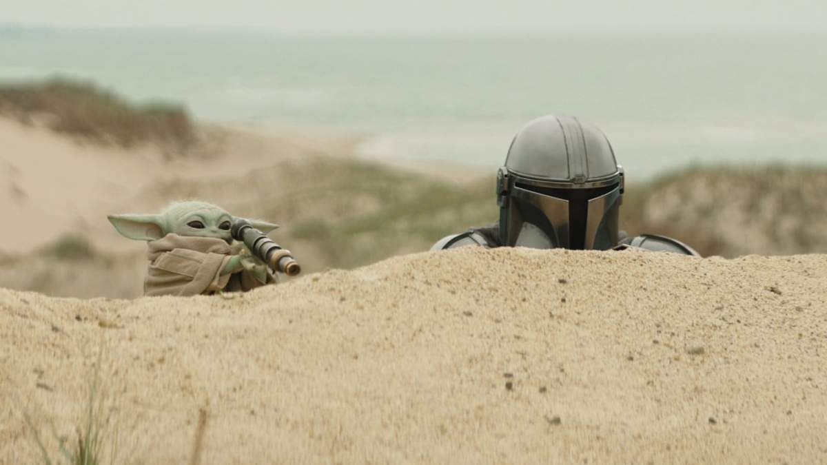En la imagen, publicada por Disney, aparecen The Mandalorian, interpretado por Pedro Pascal, derecha, y Grogu en una escena de "Star Wars: The Mandalorian and Grogu", de Lucasfilm