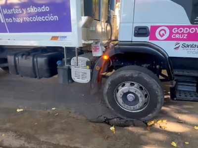 Godoy Cruz: se hundió el asfalto y un camión recolector quedó atrapado