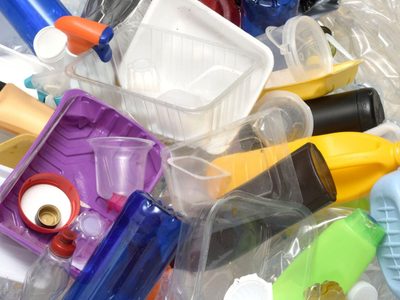 No tires los envases plásticos viejos o rayados: creá este organizador para el baño y no gastes plata en uno