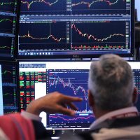 Petróleo sube 7% y el Dow cae 1.8% por incertidumbre en el mercado por conflicto entre Israel e Irán