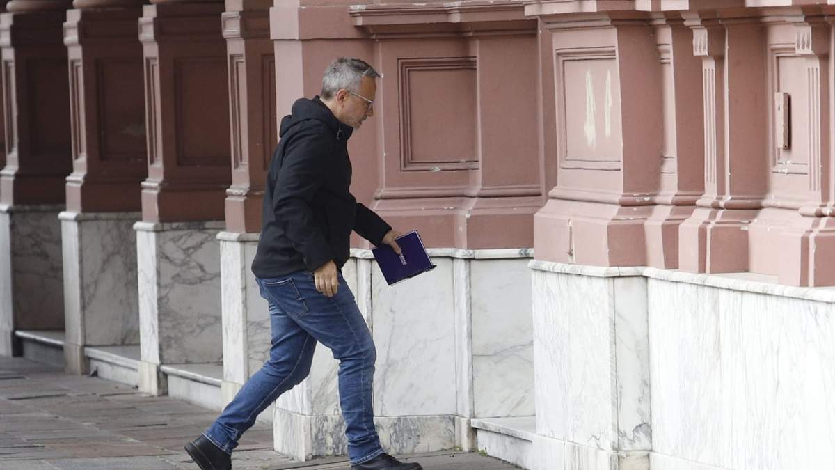 El Intendente de tres de Febrero, Diego Valenzuela ingresando a la Casa Rosada