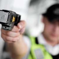Las pistolas Taser que compró Patricia Bullrich todavía no llegaron al país