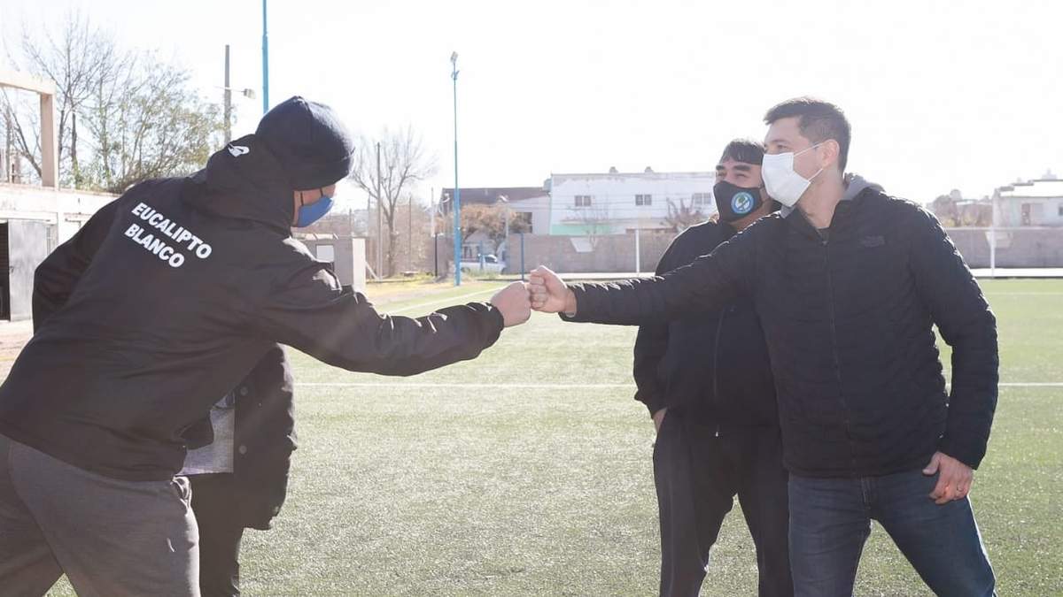 Marcos Koopmann, vicegobernador de Neuquén, visitó el club Eucalipto Blanco del Limay. Fuente: (Twitter)