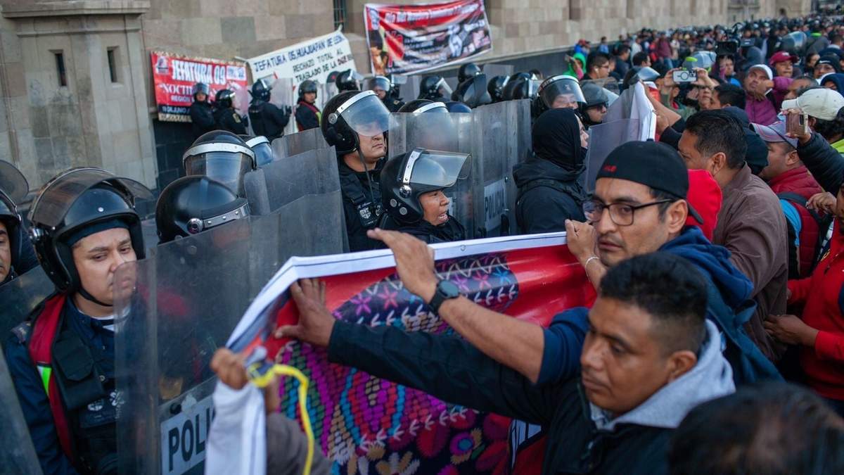 Integrantes CNTE protestan afuera de Palacio Nacional