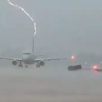Captan el momento en que un rayo impacta a un avión con pasajeros (Video)