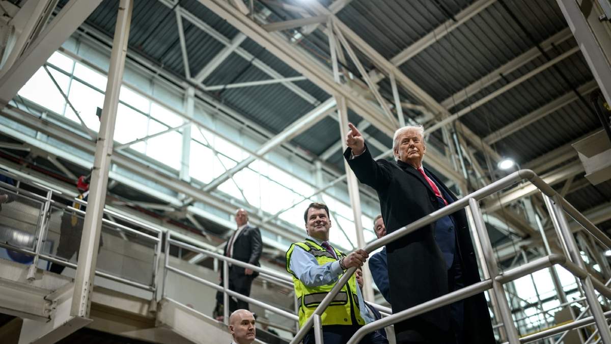 El presidente Donald Trump durante su visita a una fábrica de Ford en Michigan