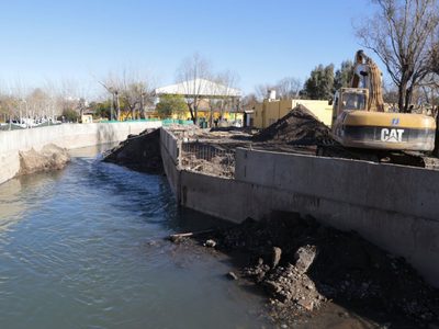 Contaminación en Arroyo Durán: vecinos denuncian olor nauseabundo y manchas negras en la laguna