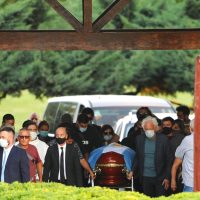 Maradona descansa en el cementerio de Bella Vista, tras el caótico velatorio de la Casa Rosada