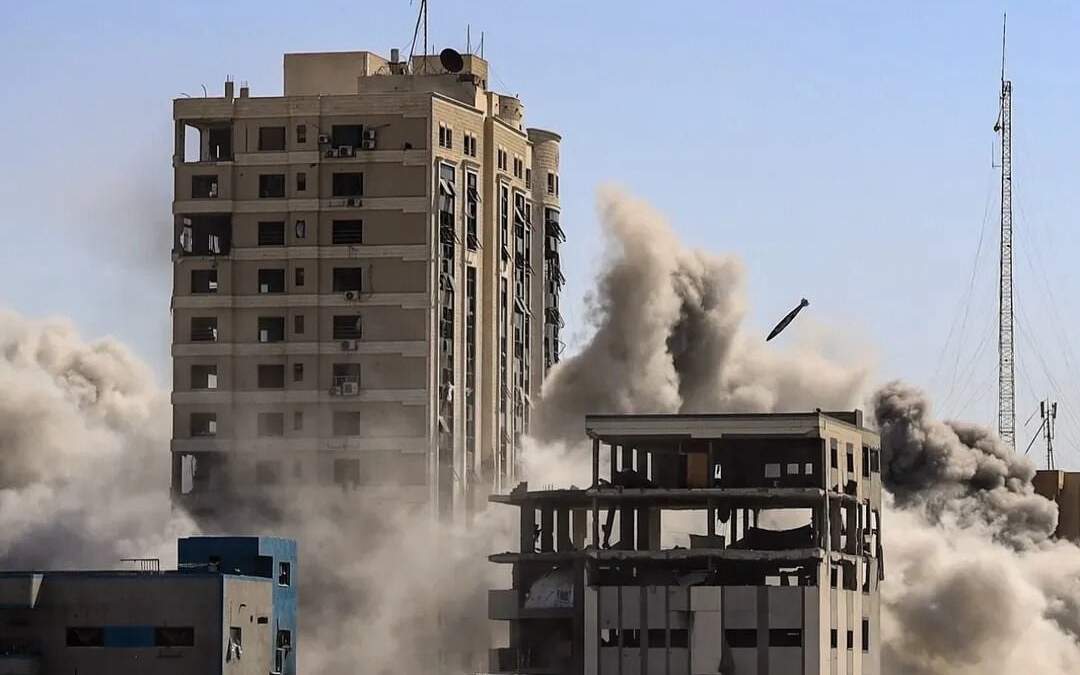 Israel bombardea edificios residenciales en Ciudad de Gaza, este sábado 13 de septiembre de 2025