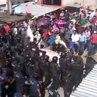 Chiapas: a golpe de tolete, desalojan a opositores a cuartel de la GN en Chilón