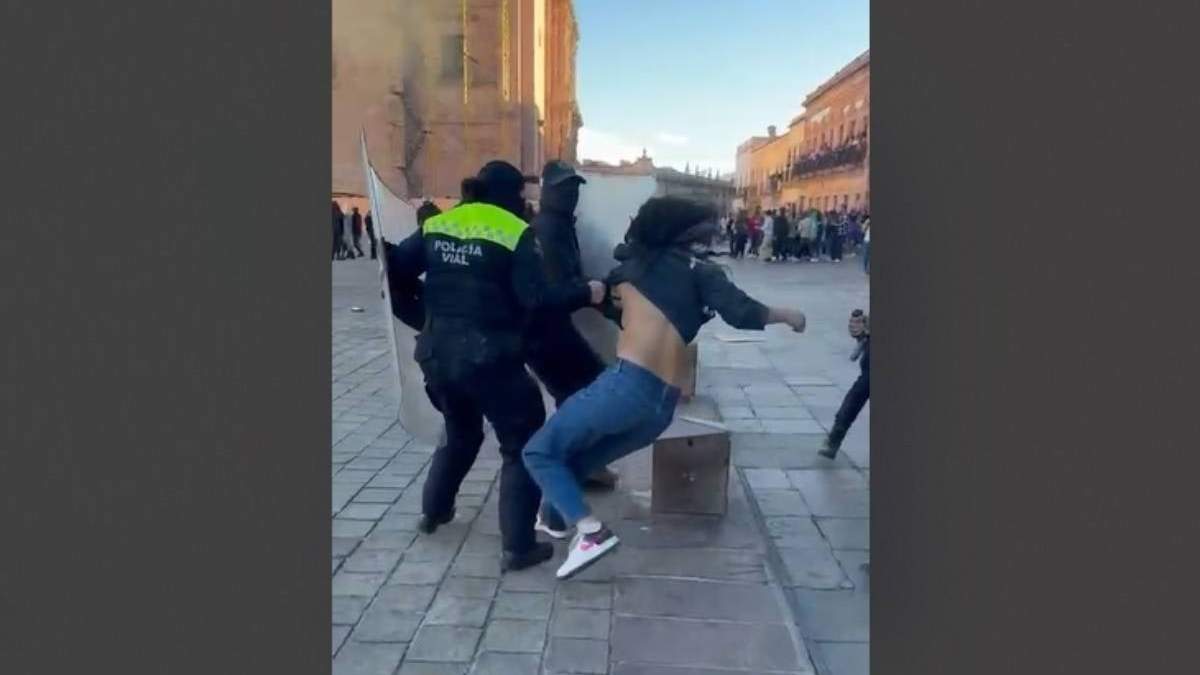 Policías antimotines golpearon y detuvieron a mujeres al finbalizar la marcha del 8M en Zacatecas