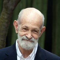 Luis De Tavira recibe Medalla Vasconcelos; lanza crítica a políticas culturales