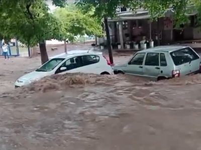 Temporal: se inundó Palmares y en Luján la lluvia arrastró dos autos