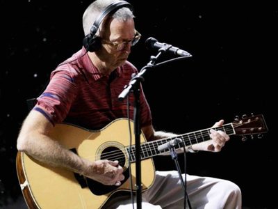 Clapton afirma que la gente se vacunó contra el covid bajo “hipnosis de formación masiva”