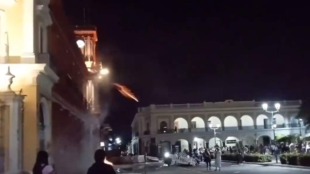 Gas lanzado desde el Palacio de Gobierno de Colima
