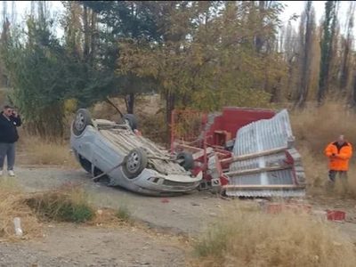 Una mujer volcó con su auto tras morder la banquina en la Avenida Mosconi de Plottier
