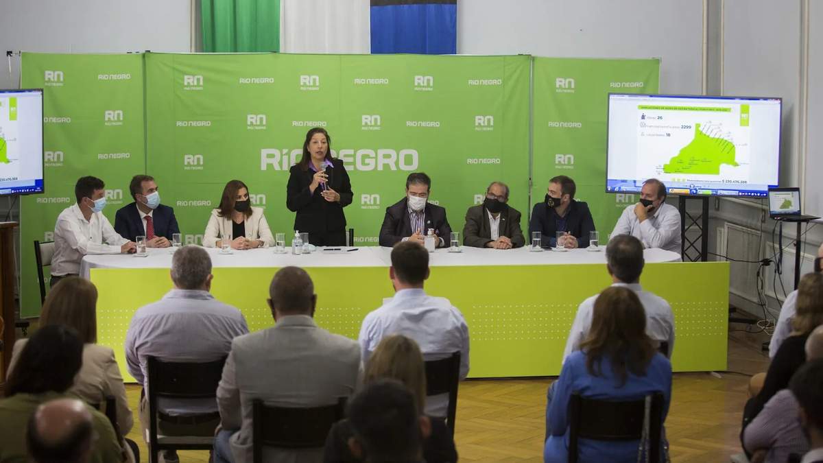 La gobernadora de Río Negro, Arabela Carreras, encabezó el acto. Fuente: (Twitter)