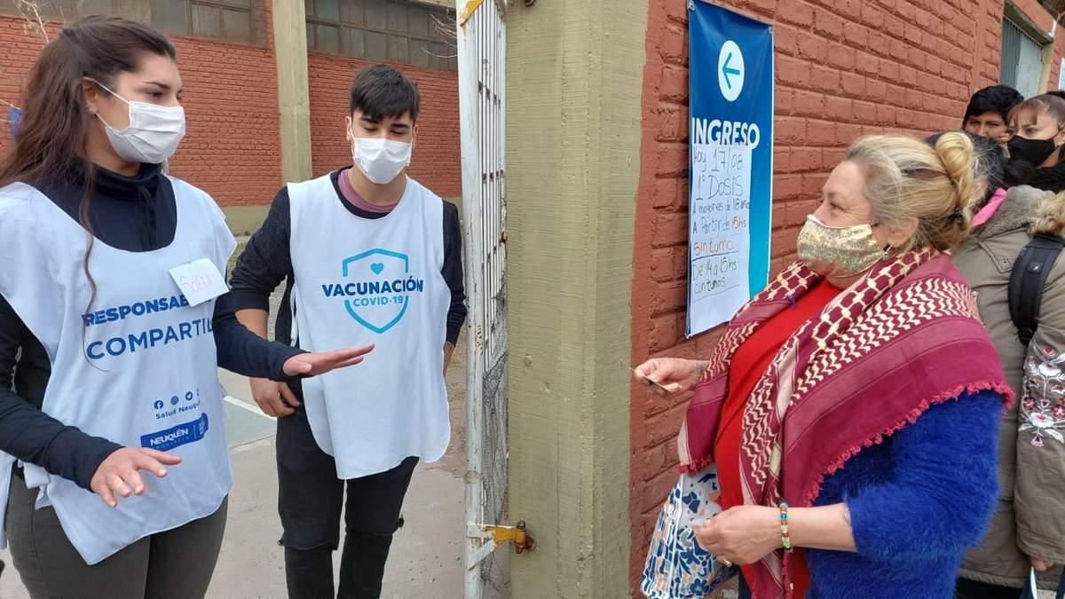 Operativo de vacunación contra el coronavirus en Neuquén. Fuente: (Twitter)
