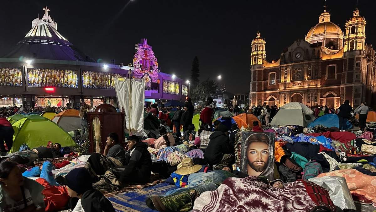 Peregrinos abrigados en la Basílica de Guadalupe