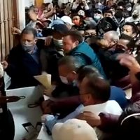 Burócratas retienen y golpean al alcalde de San Cristóbal de Las Casas (Video)
